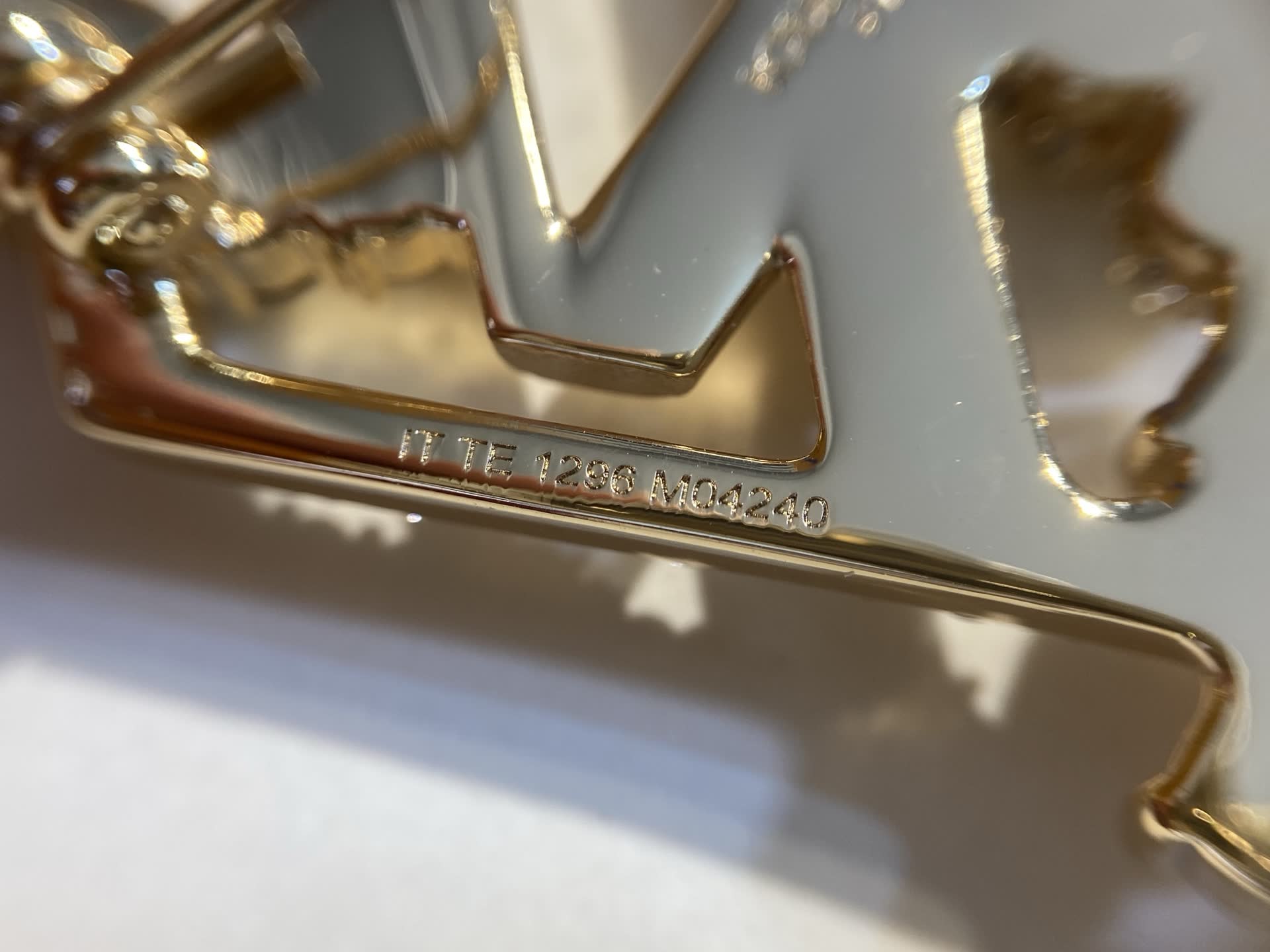 Louis Vuitton LV Logo Brooch-LZ1299